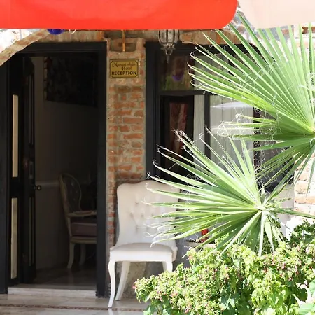 Antik Manastir Butik فندق